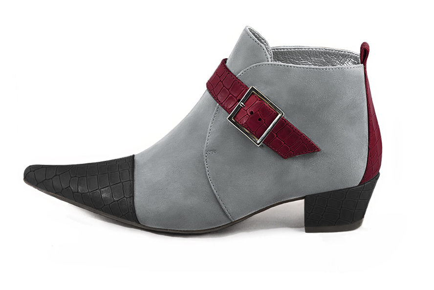 Boots femme : Boots avec des boucles à l'avant couleur gris acier et rouge bordeaux. Bout pointu. Petit talon conique. Vue de profil - Florence KOOIJMAN