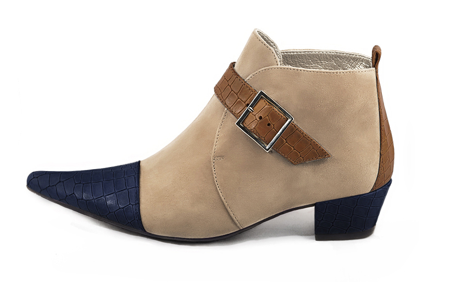 Bottines élégantes et raffinées avec des boucles à l'avant, coloris bleu marine, beige sahara et marron caramel. Bout pointu. Mi-haut. Talon conique. Personnalisation : Choix des cuirs, des couleurs et des talons. Cou-de-pied sur mesure. - Florence KOOIJMAN