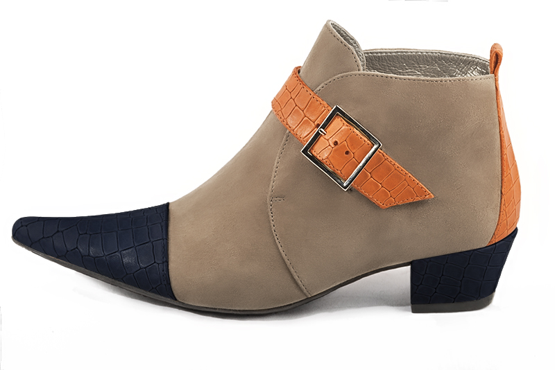 Bottines élégantes et raffinées avec des boucles à l'avant, coloris bleu marine, beige sahara et orange abricot. Bout pointu. Mi-haut. Talon conique. Personnalisation : Choix des cuirs, des couleurs et des talons. Cou-de-pied sur mesure. - Florence KOOIJMAN