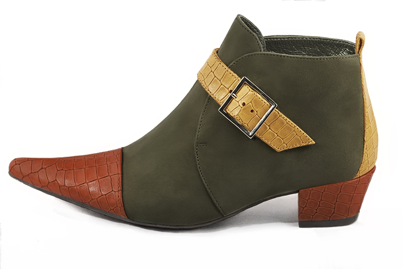 Bottines élégantes et raffinées avec des boucles à l'avant, coloris orange corail, vert kaki et jaune ocre. Bout pointu. Mi-haut. Talon conique. Personnalisation : Choix des cuirs, des couleurs et des talons. Cou-de-pied sur mesure. - Florence KOOIJMAN