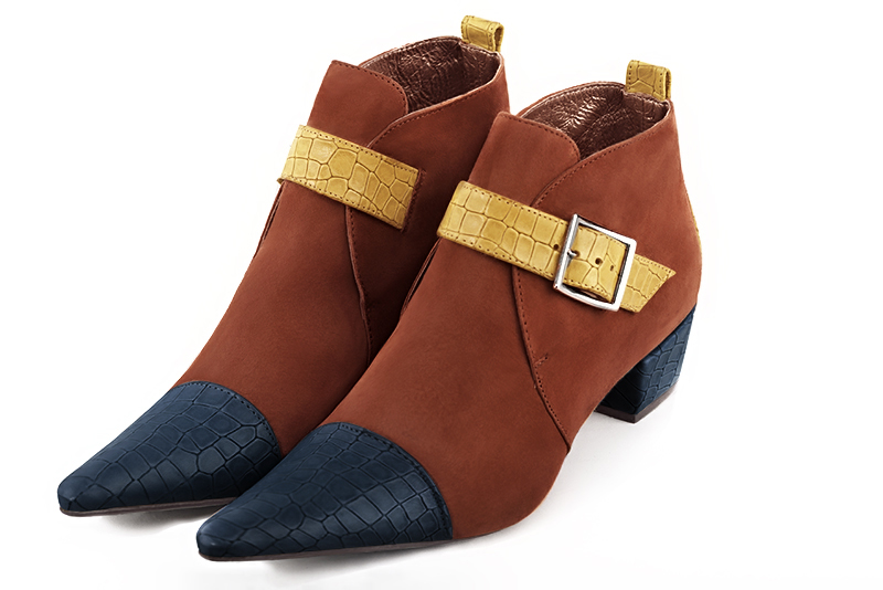 Bottines élégantes et raffinées avec des boucles à l'avant, coloris bleu denim, orange corail et jaune ocre. Bout pointu. Mi-haut. Talon conique. Personnalisation : Choix des cuirs, des couleurs et des talons. Cou-de-pied sur mesure. - Florence KOOIJMAN