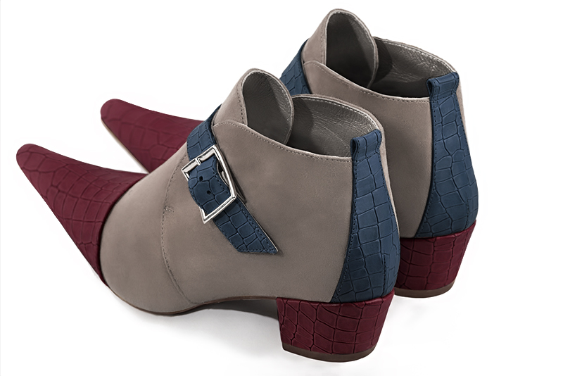 Bottines élégantes et raffinées avec des boucles à l'avant, coloris rouge bordeaux, beige mastic et bleu denim. Bout pointu. Mi-haut. Talon conique. Personnalisation : Choix des cuirs, des couleurs et des talons. Cou-de-pied sur mesure. - Florence KOOIJMAN