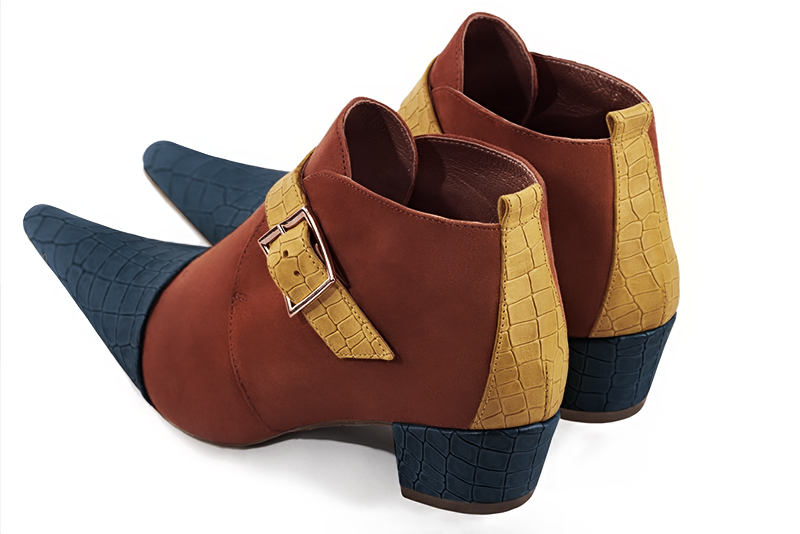 Bottines élégantes et raffinées avec des boucles à l'avant, coloris bleu denim, orange corail et jaune ocre. Bout pointu. Mi-haut. Talon conique. Personnalisation : Choix des cuirs, des couleurs et des talons. Cou-de-pied sur mesure. - Florence KOOIJMAN