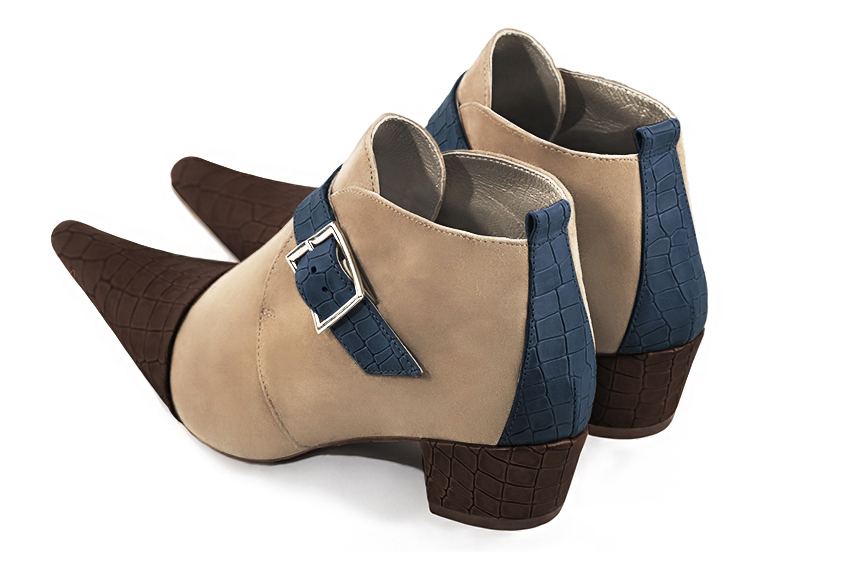 Bottines élégantes et raffinées avec des boucles à l'avant, coloris marron ébène, beige sahara et bleu denim. Bout pointu. Mi-haut. Talon conique. Personnalisation : Choix des cuirs, des couleurs et des talons. Cou-de-pied sur mesure. - Florence KOOIJMAN