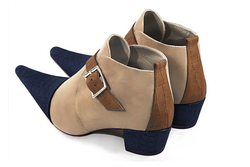 Bottines élégantes et raffinées avec des boucles à l'avant, coloris bleu marine, beige sahara et marron caramel. Bout pointu. Mi-haut. Talon conique. Personnalisation : Choix des cuirs, des couleurs et des talons. Cou-de-pied sur mesure. - Florence KOOIJMAN
