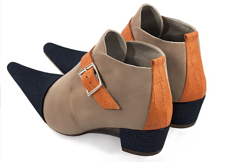 Bottines élégantes et raffinées avec des boucles à l'avant, coloris bleu marine, beige sahara et orange abricot. Bout pointu. Mi-haut. Talon conique. Personnalisation : Choix des cuirs, des couleurs et des talons. Cou-de-pied sur mesure. - Florence KOOIJMAN