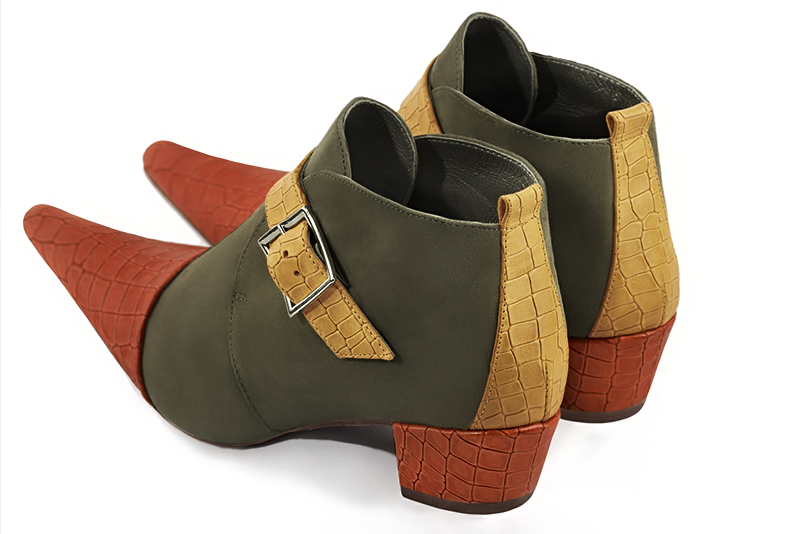 Bottines élégantes et raffinées avec des boucles à l'avant, coloris orange corail, vert kaki et jaune ocre. Bout pointu. Mi-haut. Talon conique. Personnalisation : Choix des cuirs, des couleurs et des talons. Cou-de-pied sur mesure. - Florence KOOIJMAN