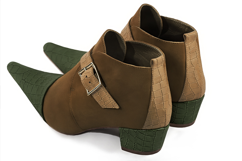 Bottines élégantes et raffinées avec des boucles à l'avant, coloris vert bouteille, marron chocolat et beige camel. Bout pointu. Mi-haut. Talon conique. Personnalisation : Choix des cuirs, des couleurs et des talons. Cou-de-pied sur mesure. - Florence KOOIJMAN