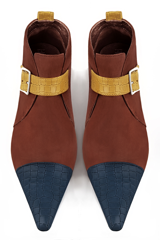 Bottines élégantes et raffinées avec des boucles à l'avant, coloris bleu denim, orange corail et jaune ocre. Bout pointu. Mi-haut. Talon conique. Personnalisation : Choix des cuirs, des couleurs et des talons. Cou-de-pied sur mesure. - Florence KOOIJMAN