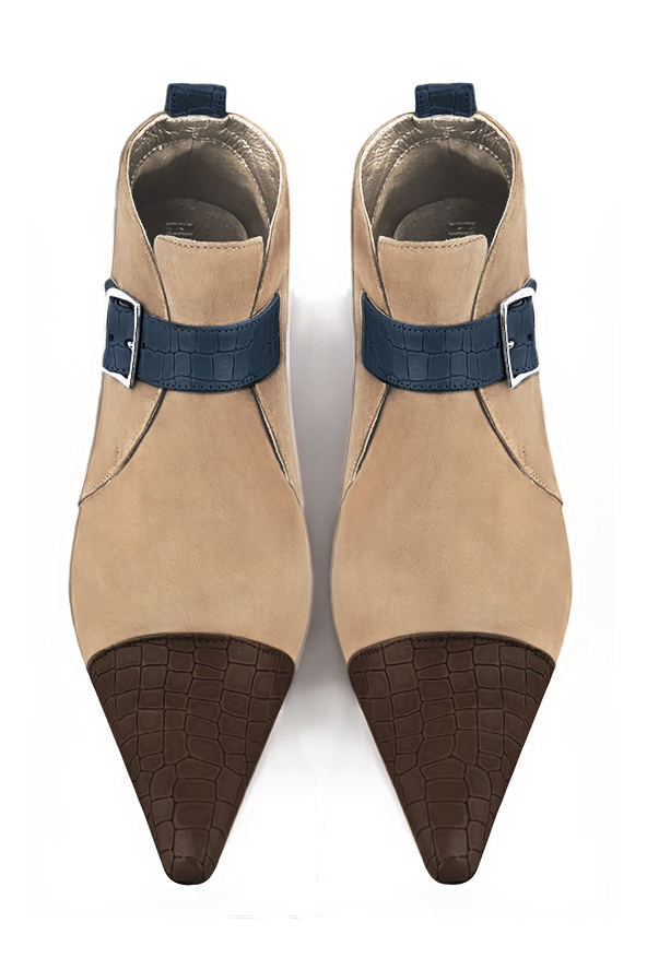 Bottines femme boucles à l'avant marron ébène, beige sahara et bleu denim. Bout pointu. Talon conique de 3.5 cm - Vue du dessus