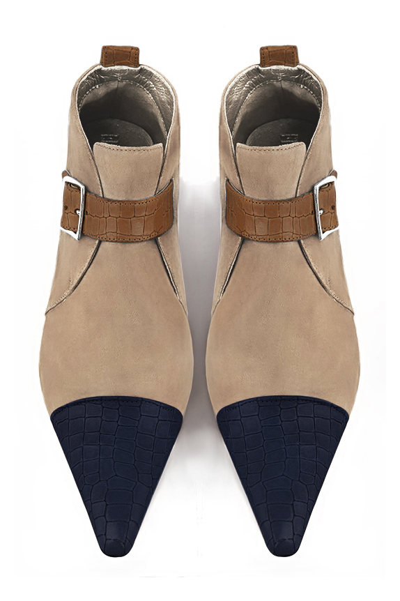 Bottines femme boucles à l'avant bleu marine, beige sahara et marron caramel. Bout pointu. Talon conique de 3.5 cm - Vue du dessus