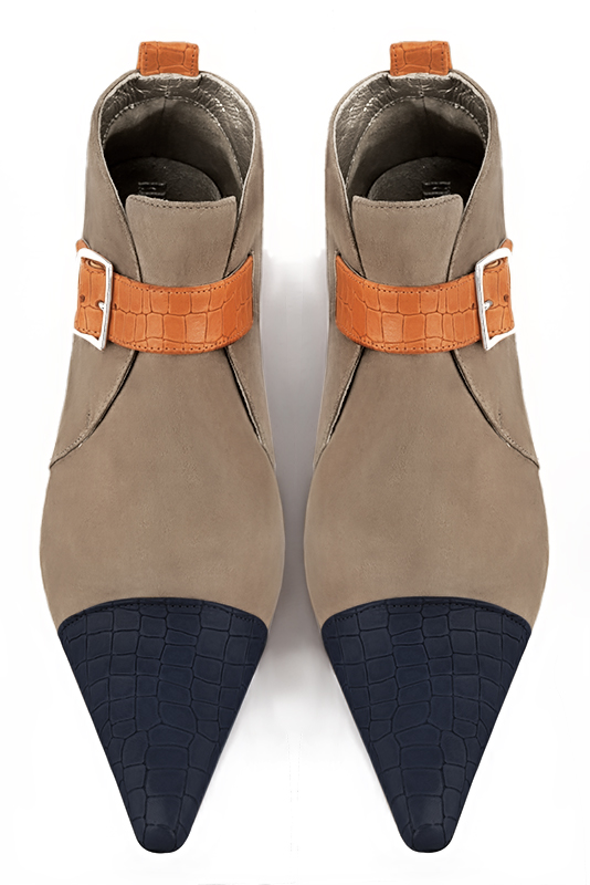 Bottines élégantes et raffinées avec des boucles à l'avant, coloris bleu marine, beige sahara et orange abricot. Bout pointu. Mi-haut. Talon conique. Personnalisation : Choix des cuirs, des couleurs et des talons. Cou-de-pied sur mesure. - Florence KOOIJMAN