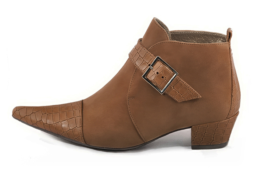 Boots femme : Boots avec des boucles à l'avant couleur marron caramel. Bout pointu. Petit talon conique. Vue de profil - Florence KOOIJMAN