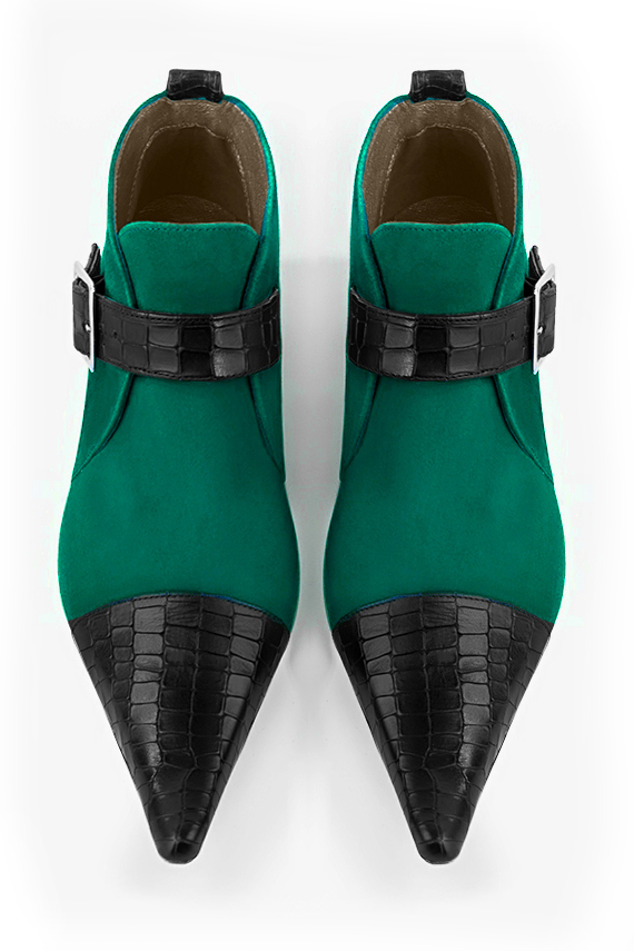 Boots femme : Boots avec des boucles à l'avant couleur noir satiné et vert émeraude. Bout pointu. Talon mi-haut bottier. Vue du dessus - Florence KOOIJMAN