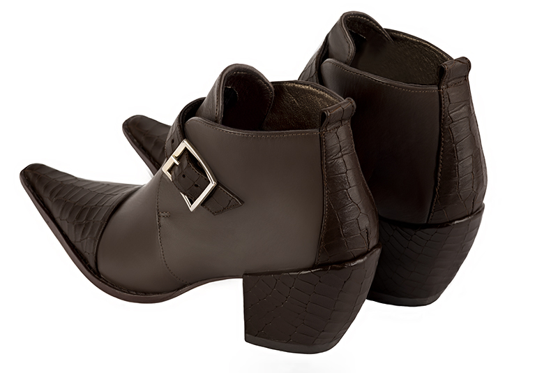 Bottines élégantes et raffinées avec des boucles à l'avant, coloris marron ébène. Bout pointu. Mi-haut à haut. Talon conique. Personnalisation : Choix des cuirs, des couleurs et des talons. Cou-de-pied sur mesure. - Florence KOOIJMAN