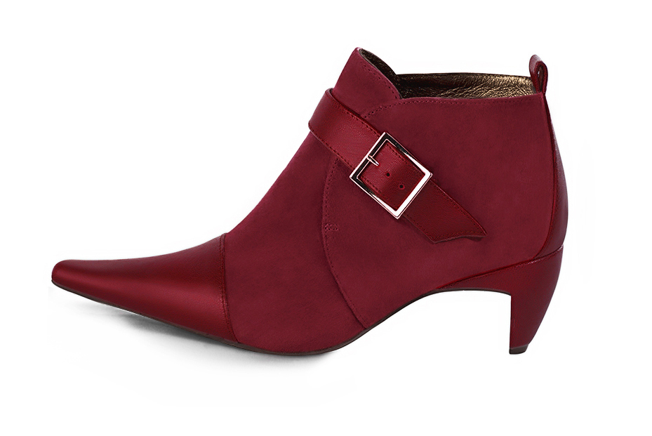 Bottines élégantes et raffinées avec des boucles à l'avant, coloris rouge bordeaux. Bout pointu. Mi-haut à haut. Talon virgule. Personnalisation : Choix des cuirs, des couleurs et des talons. Cou-de-pied sur mesure. - Florence KOOIJMAN