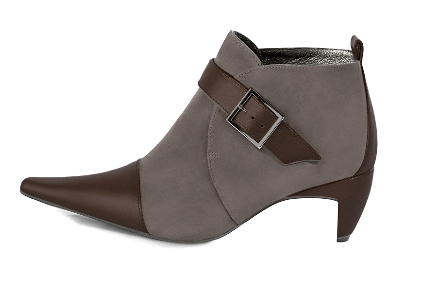 Bottines élégantes et raffinées avec des boucles à l'avant, coloris marron ébène. Bout pointu. Mi-haut à haut. Talon virgule. Personnalisation : Choix des cuirs, des couleurs et des talons. Cou-de-pied sur mesure. - Florence KOOIJMAN