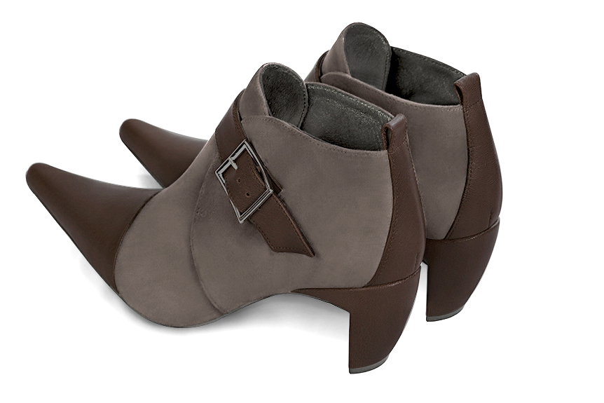 Bottines élégantes et raffinées avec des boucles à l'avant, coloris marron ébène. Bout pointu. Mi-haut à haut. Talon virgule. Personnalisation : Choix des cuirs, des couleurs et des talons. Cou-de-pied sur mesure. - Florence KOOIJMAN