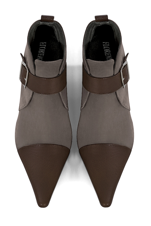 Bottines élégantes et raffinées avec des boucles à l'avant, coloris marron ébène. Bout pointu. Mi-haut à haut. Talon virgule. Personnalisation : Choix des cuirs, des couleurs et des talons. Cou-de-pied sur mesure. - Florence KOOIJMAN