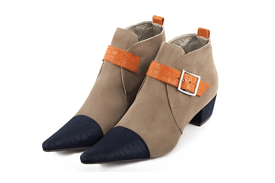 Bottines élégantes et raffinées avec des boucles à l'avant, coloris bleu marine, beige sahara et orange abricot. Bout pointu. Mi-haut. Talon conique. Personnalisation : Choix des cuirs, des couleurs et des talons. Cou-de-pied sur mesure. - Florence KOOIJMAN