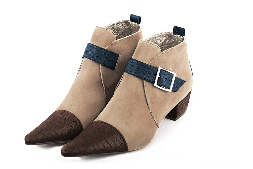 Bottines élégantes et raffinées avec des boucles à l'avant, coloris marron ébène, beige sahara et bleu denim. Bout pointu. Mi-haut. Talon conique. Personnalisation : Choix des cuirs, des couleurs et des talons. Cou-de-pied sur mesure. - Florence KOOIJMAN