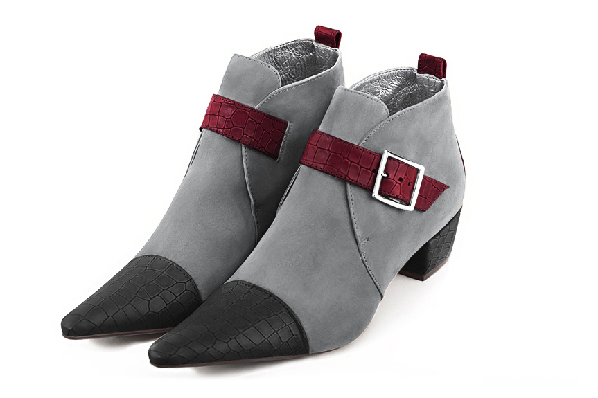 Boots femme : Boots avec des boucles à l'avant couleur gris acier et rouge bordeaux. Bout pointu. Petit talon conique Vue avant - Florence KOOIJMAN
