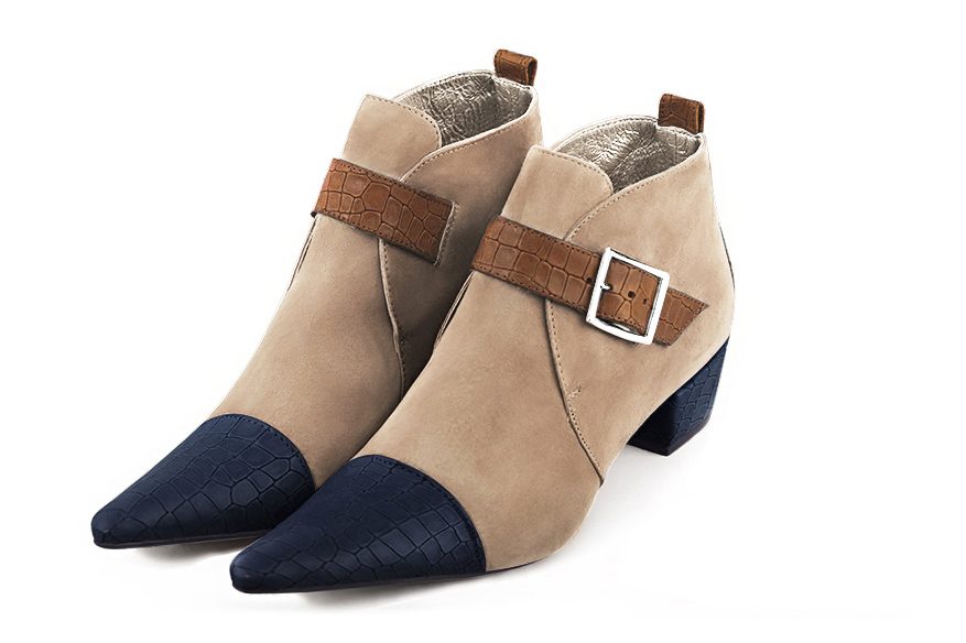 Bottines élégantes et raffinées avec des boucles à l'avant, coloris bleu marine, beige sahara et marron caramel. Bout pointu. Mi-haut. Talon conique. Personnalisation : Choix des cuirs, des couleurs et des talons. Cou-de-pied sur mesure. - Florence KOOIJMAN