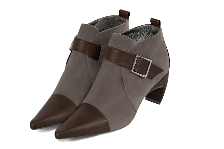 Bottines élégantes et raffinées avec des boucles à l'avant, coloris marron ébène. Bout pointu. Mi-haut à haut. Talon virgule. Personnalisation : Choix des cuirs, des couleurs et des talons. Cou-de-pied sur mesure. - Florence KOOIJMAN