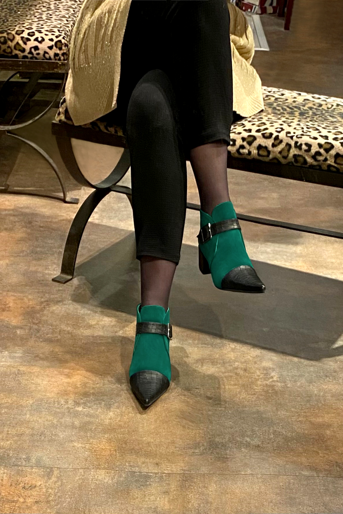 Boots femme : Boots avec des boucles à l'avant couleur noir satiné et vert émeraude. Bout pointu. Talon mi-haut bottier. Vue porté - Florence KOOIJMAN