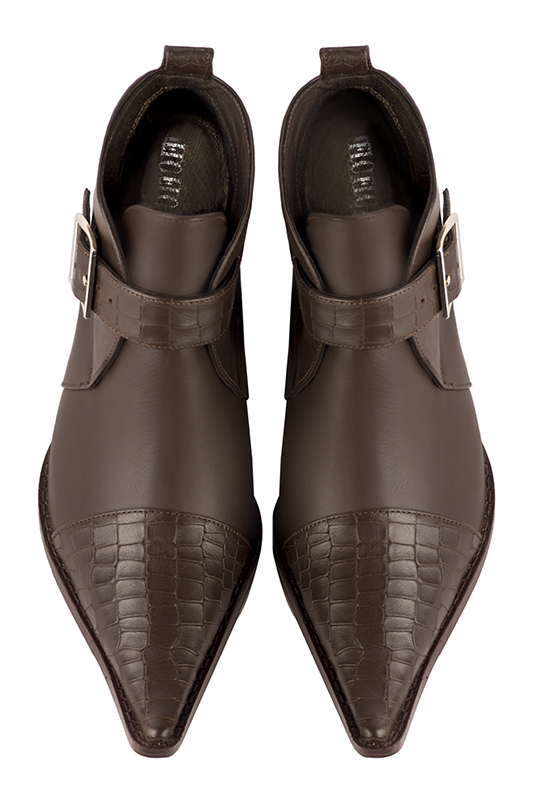 Bottines élégantes et raffinées avec des boucles à l'avant, coloris marron ébène. Bout pointu. Mi-haut à haut. Talon conique. Personnalisation : Choix des cuirs, des couleurs et des talons. Cou-de-pied sur mesure. - Florence KOOIJMAN