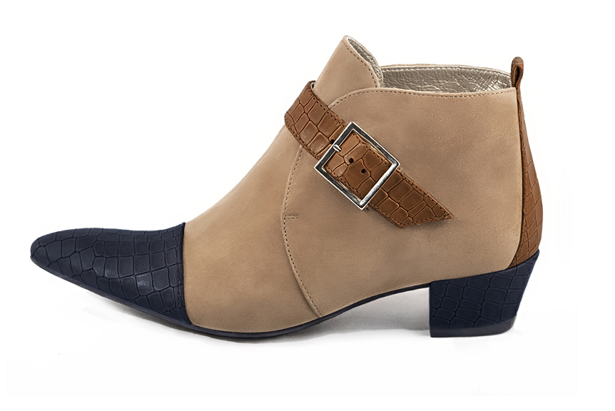 Bottines élégantes et raffinées avec des boucles à l'avant, coloris bleu marine, beige sahara et marron caramel. Bout effilé. Mi-haut. Talon conique. Personnalisation : Choix des cuirs, des couleurs et des talons. Cou-de-pied sur mesure. - Florence KOOIJMAN