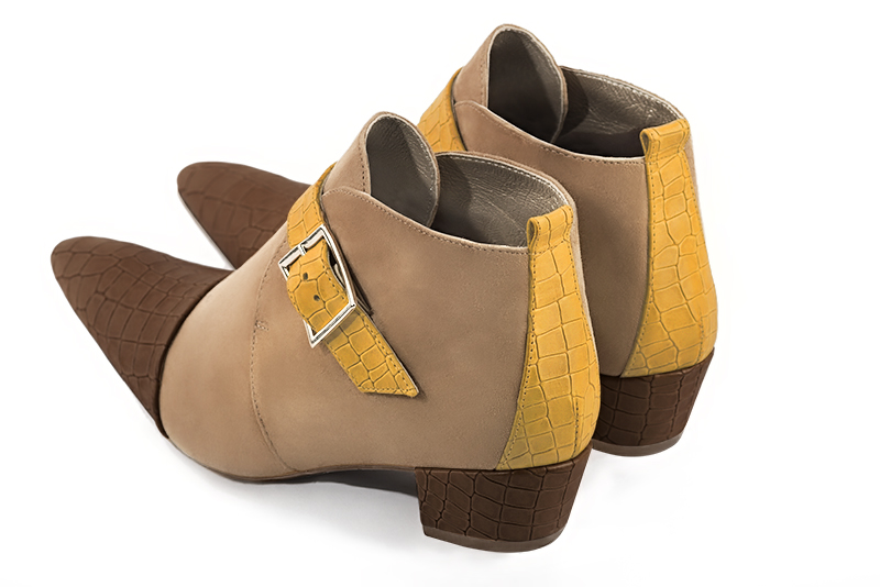 Boots femme : Boots avec des boucles à l'avant couleur marron caramel, beige sahara et jaune ocre. Bout effilé. Petit talon conique. Vue arrière - Florence KOOIJMAN