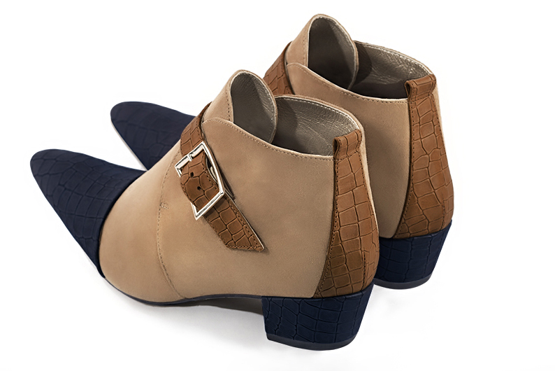 Bottines élégantes et raffinées avec des boucles à l'avant, coloris bleu marine, beige sahara et marron caramel. Bout effilé. Mi-haut. Talon conique. Personnalisation : Choix des cuirs, des couleurs et des talons. Cou-de-pied sur mesure. - Florence KOOIJMAN
