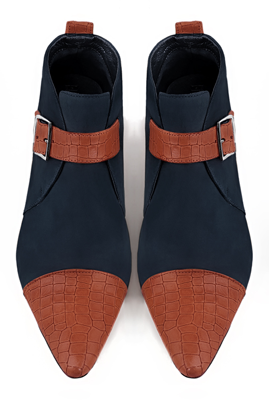 Boots femme : Boots avec des boucles à l'avant couleur orange corail et bleu marine. Bout effilé. Petit talon conique. Vue du dessus - Florence KOOIJMAN