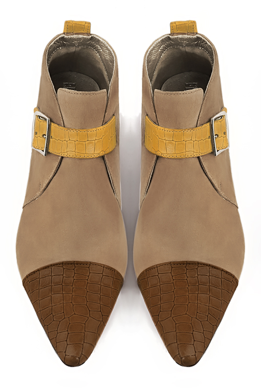 Boots femme : Boots avec des boucles à l'avant couleur marron caramel, beige sahara et jaune ocre. Bout effilé. Petit talon conique. Vue du dessus - Florence KOOIJMAN
