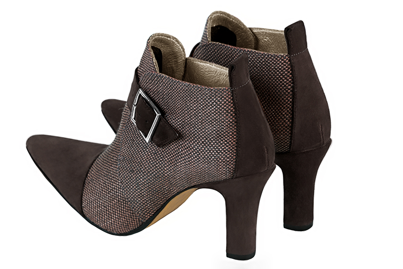 Boots élégantes et raffinées avec des boucles à l'avant, coloris marron ébène. Bout effilé. Talon haut trotteur. Personnalisation : Choix des cuirs, des couleurs et des talons. Cou-de-pied sur mesure. - Florence KOOIJMAN