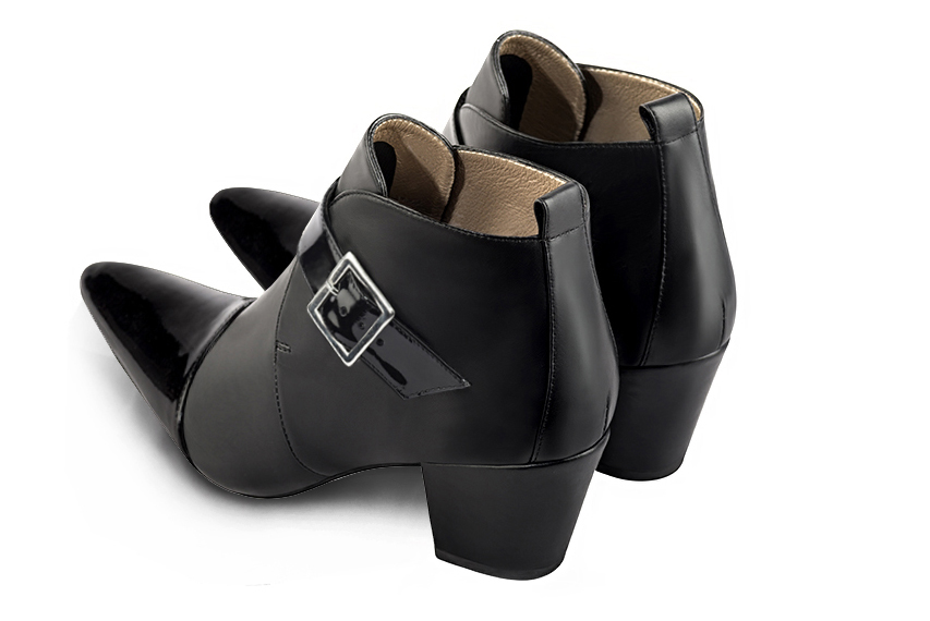 Bottines élégantes et raffinées avec des boucles à l'avant, coloris noir brillant. Bout effilé. Mi-haut à haut. Talon conique. Personnalisation : Choix des cuirs, des couleurs et des talons. Cou-de-pied sur mesure. - Florence KOOIJMAN