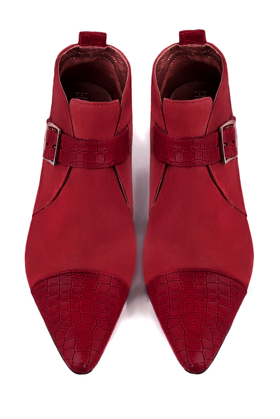 Boots femme : Boots avec des boucles à l'avant couleur rouge carmin. Bout effilé. Petit talon conique. Vue du dessus - Florence KOOIJMAN