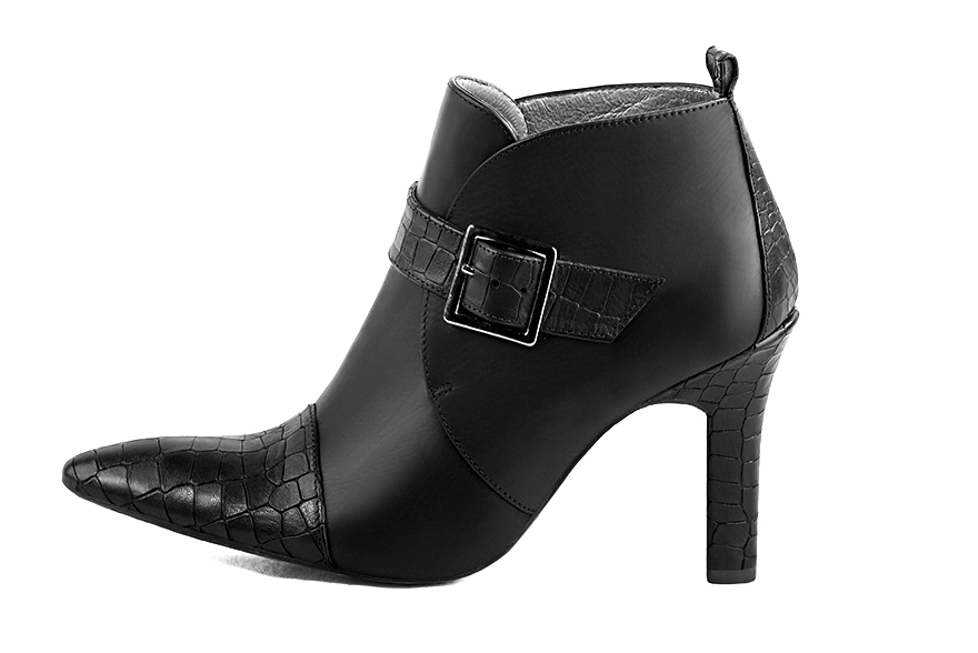 Bottines élégantes et raffinées avec des boucles à l'avant, coloris noir satiné. Bout effilé. Très haut. Talon trotteur. Personnalisation : Choix des cuirs, des couleurs et des talons. Cou-de-pied sur mesure. - Florence KOOIJMAN
