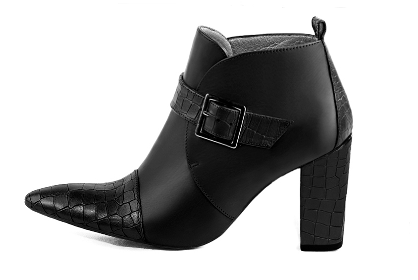 Boots femme : Boots avec des boucles à l'avant couleur noir satiné. Bout effilé. Talon haut bottier. Vue de profil - Florence KOOIJMAN