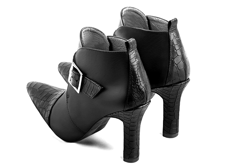 Bottines élégantes et raffinées avec des boucles à l'avant, coloris noir satiné. Bout effilé. Très haut. Talon trotteur. Personnalisation : Choix des cuirs, des couleurs et des talons. Cou-de-pied sur mesure. - Florence KOOIJMAN