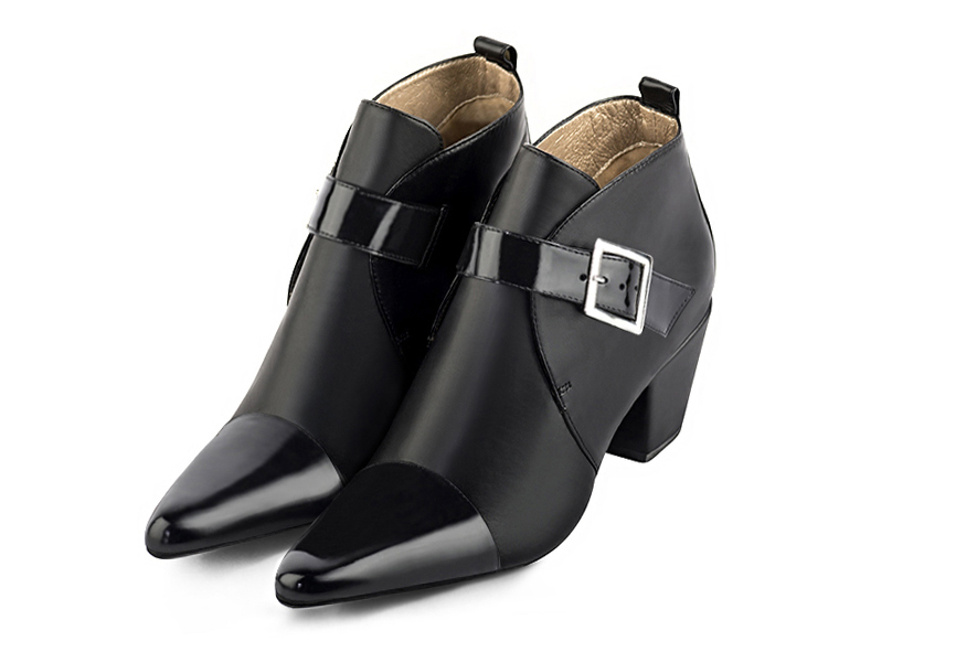 Bottines élégantes et raffinées avec des boucles à l'avant, coloris noir brillant. Bout effilé. Mi-haut à haut. Talon conique. Personnalisation : Choix des cuirs, des couleurs et des talons. Cou-de-pied sur mesure. - Florence KOOIJMAN