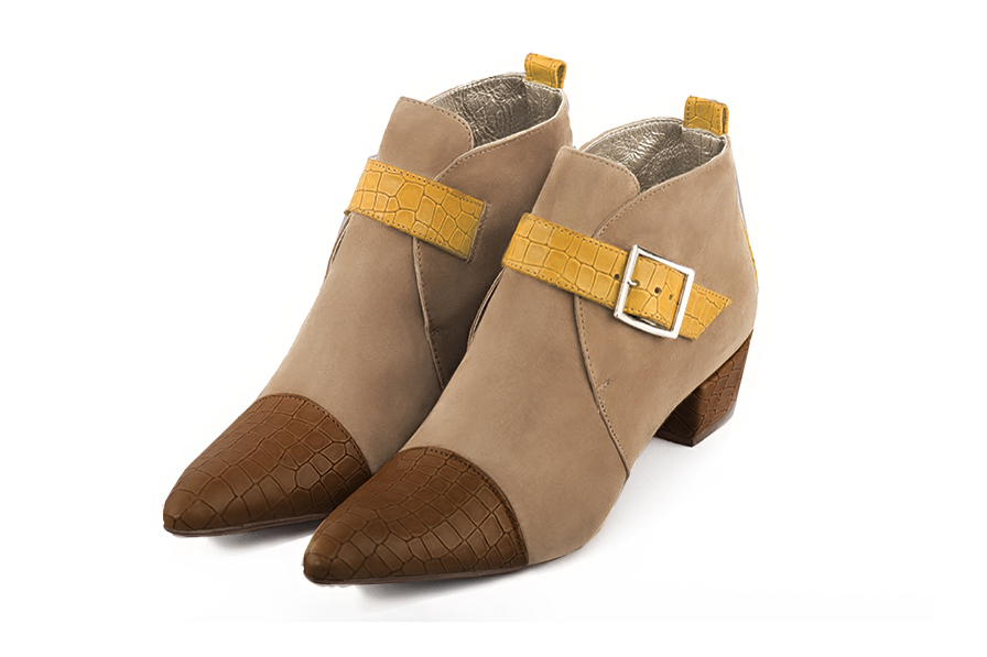 Boots femme : Boots avec des boucles à l'avant couleur marron caramel, beige sahara et jaune ocre. Bout effilé. Petit talon conique Vue avant - Florence KOOIJMAN