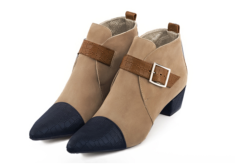 Bottines élégantes et raffinées avec des boucles à l'avant, coloris bleu marine, beige sahara et marron caramel. Bout effilé. Mi-haut. Talon conique. Personnalisation : Choix des cuirs, des couleurs et des talons. Cou-de-pied sur mesure. - Florence KOOIJMAN