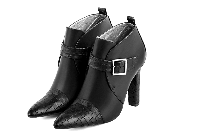 Bottines élégantes et raffinées avec des boucles à l'avant, coloris noir satiné. Bout effilé. Très haut. Talon trotteur. Personnalisation : Choix des cuirs, des couleurs et des talons. Cou-de-pied sur mesure. - Florence KOOIJMAN