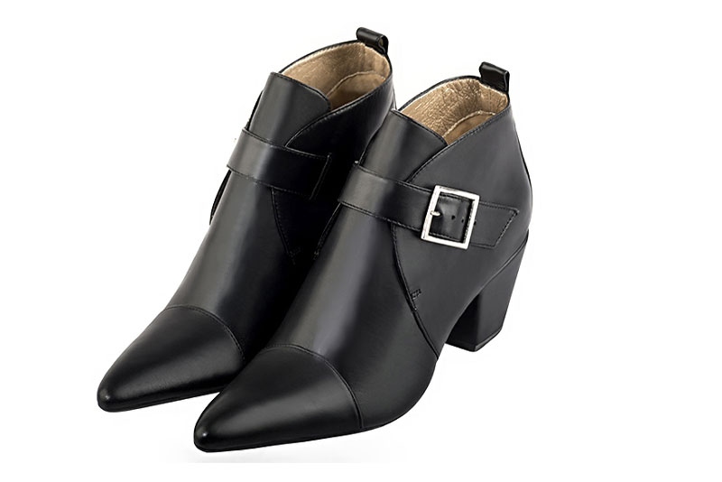 Bottines élégantes et raffinées avec des boucles à l'avant, coloris noir satiné. Bout effilé. Mi-haut à haut. Talon conique. Personnalisation : Choix des cuirs, des couleurs et des talons. Cou-de-pied sur mesure. - Florence KOOIJMAN