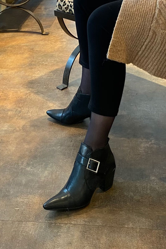 Bottines élégantes et raffinées avec des boucles à l'avant, coloris noir satiné. Bout effilé. Mi-haut à haut. Talon conique. Personnalisation : Choix des cuirs, des couleurs et des talons. Cou-de-pied sur mesure. - Florence KOOIJMAN