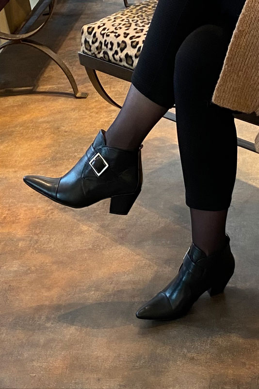 Bottines élégantes et raffinées avec des boucles à l'avant, coloris noir brillant. Bout effilé. Mi-haut à haut. Talon conique. Personnalisation : Choix des cuirs, des couleurs et des talons. Cou-de-pied sur mesure. - Florence KOOIJMAN