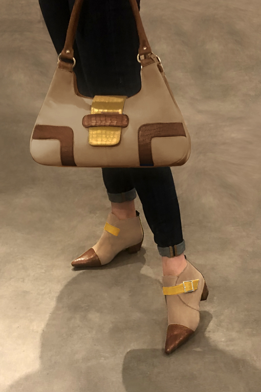 Boots femme : Boots avec des boucles à l'avant couleur marron caramel, beige sahara et jaune ocre. Bout effilé. Petit talon conique. Vue porté - Florence KOOIJMAN
