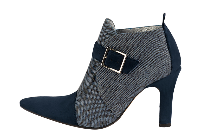 Boots élégantes et raffinées avec des boucles à l'avant, coloris bleu marine. Bout effilé. Talon très haut trotteur. Personnalisation : Choix des cuirs, des couleurs et des talons. Cou-de-pied sur mesure. - Florence KOOIJMAN